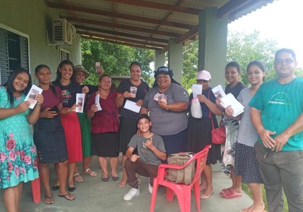 Comunidade de Furnas realiza evangelismo casa a casa