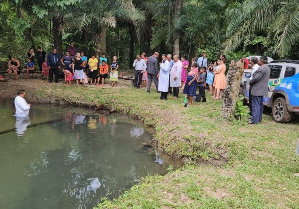 Comunidade Taquaral realiza trabalho evangelstico e finaliza com batismo nas guas.