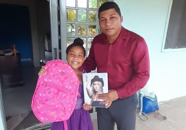 Pastor Joilson com Apoio da Semadecre Distribui Material Escolar para Crianas Carentes