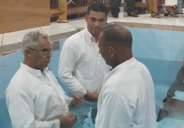 Pastor Valdomiro Realiza Batismo nas guas no Setor Novo Mato Grosso.
