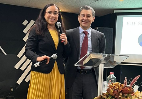 Pastor Valdenor de Assis e Esposa Evangelizando em Vancouver no Canad