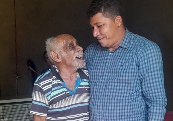 Senhor de mais de 100 anos aceita a Cristo aps ouvir a pregao do Evangelho.