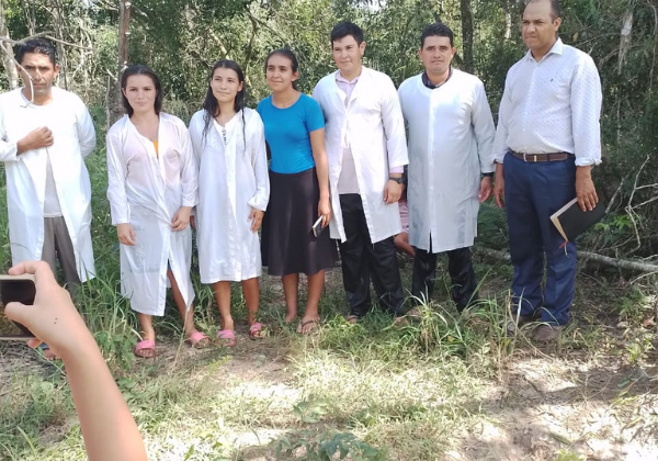 Trabalho de evangelismo e batismo no Paraguai