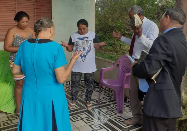 Comunidade Mangueiral ganhando almas atravs do Evangelismo casa a casa